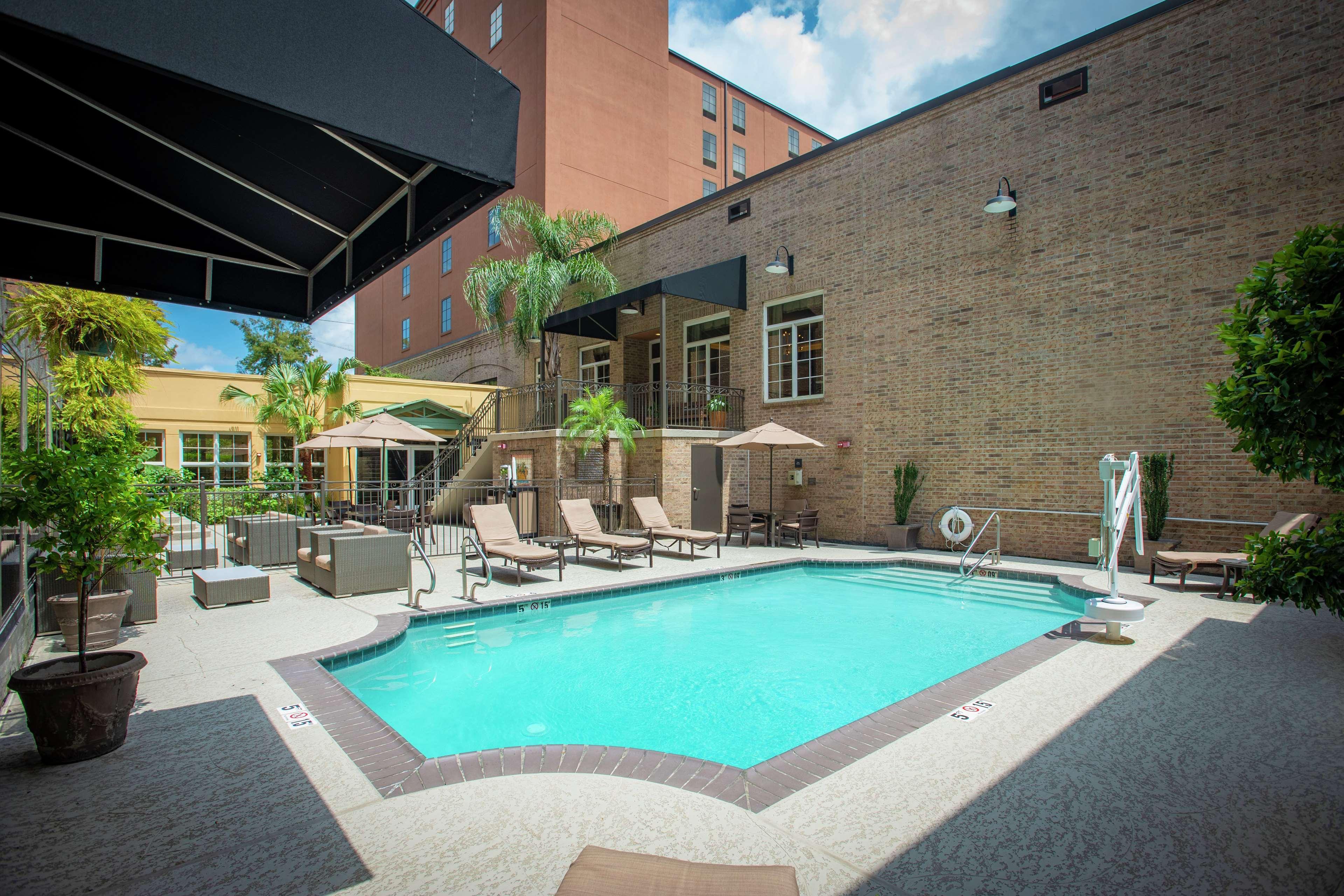 Hampton And Convention Center 3*